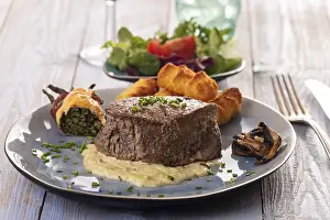 Meat Dish Images Prints: Steak on a plate