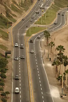 South American Roads Prints: StraBe in Lima an der Steilkuste