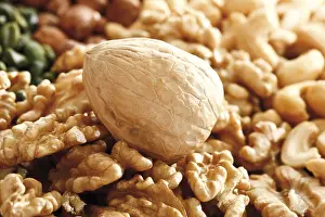 Studio Shot Background Prints: Walnuts and mixed nuts, full format