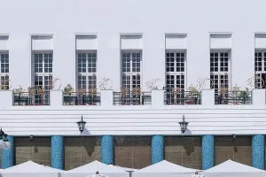 Indian Architecture Photos Prints: Whitewashed facade, balconies